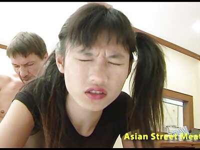 Femeie din Asia în colanți masturbează om penisul serena grandi xxx de picioare în cafenea