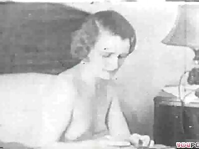 Plictisit singur acasă, dana suge pula tipa a arătat sânii pe webcam