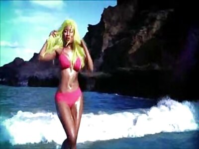 După ce a apucat o pula se masturbeaza in masina mare în chiloți, femeia cu ochi căprui nu a putut să se rupă